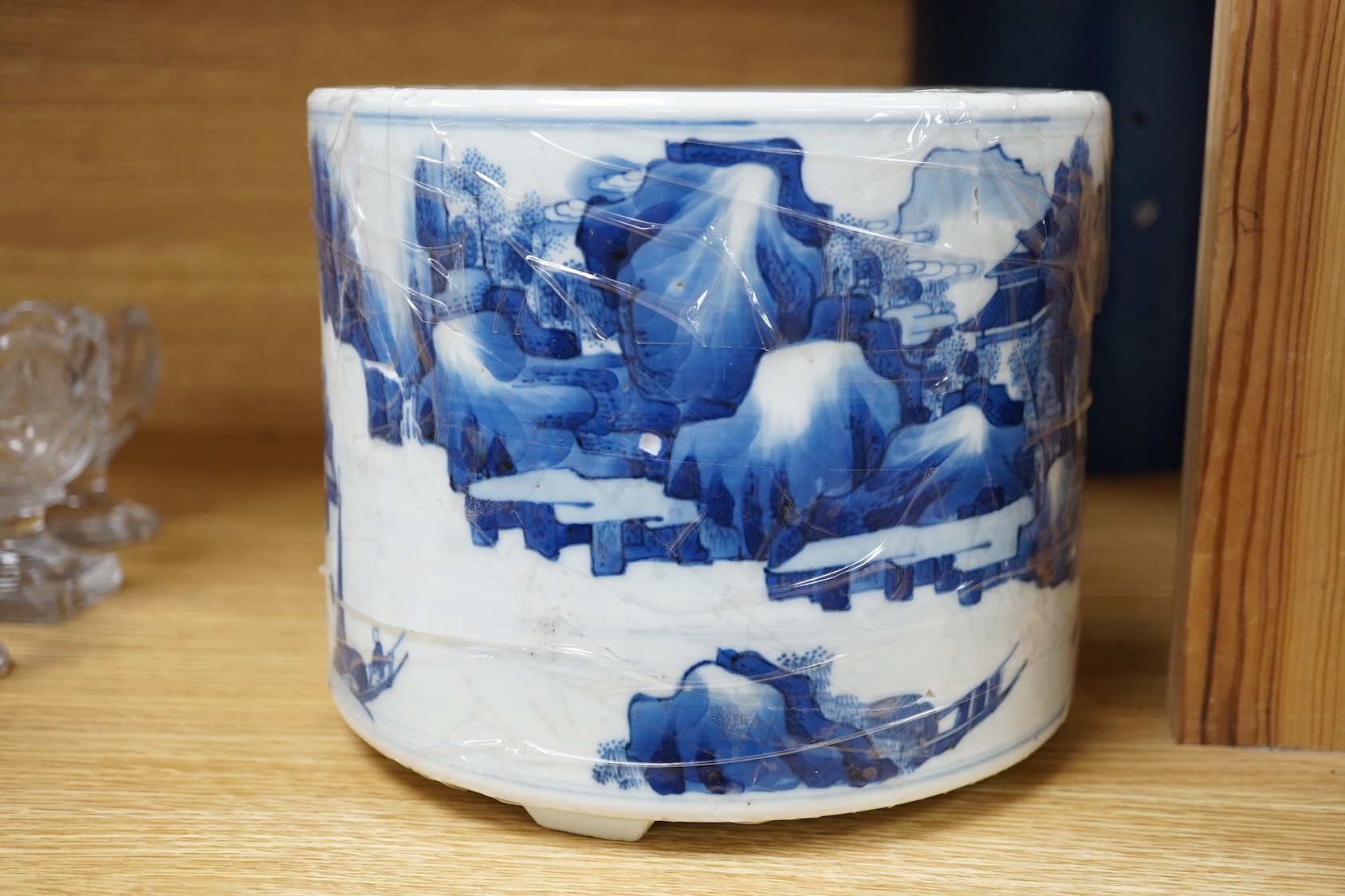 A Chinese blue and white brushpot a.f. 16cm